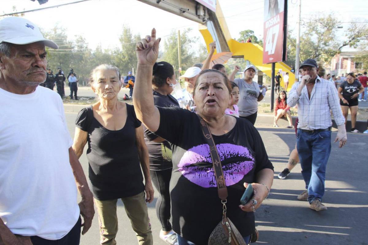 Siguen protestas por retraso en apertura de centros de votación