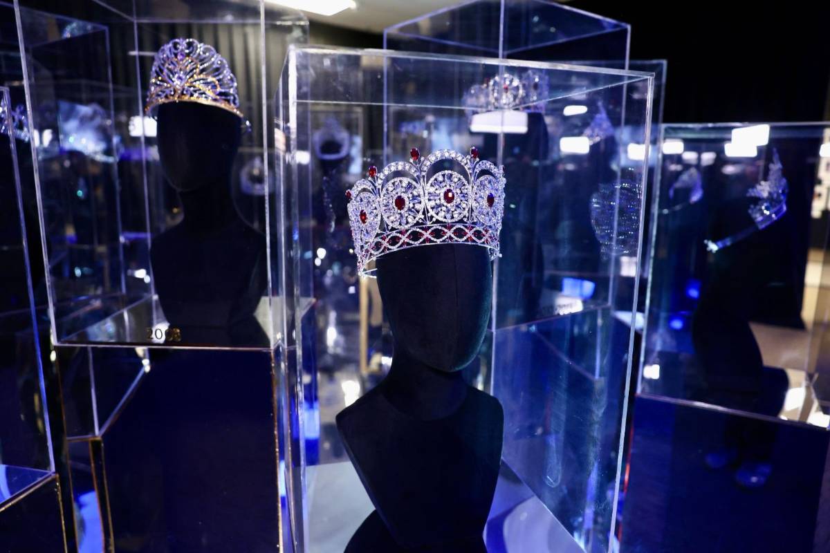 Inauguran exposición con coronas y artículos de colección de Miss Universo