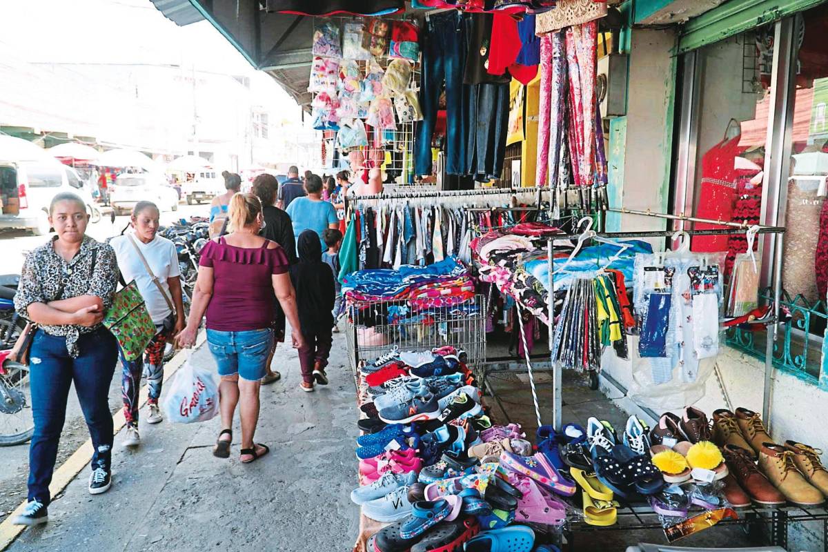 Comerciantes, listos para la temporada navideña