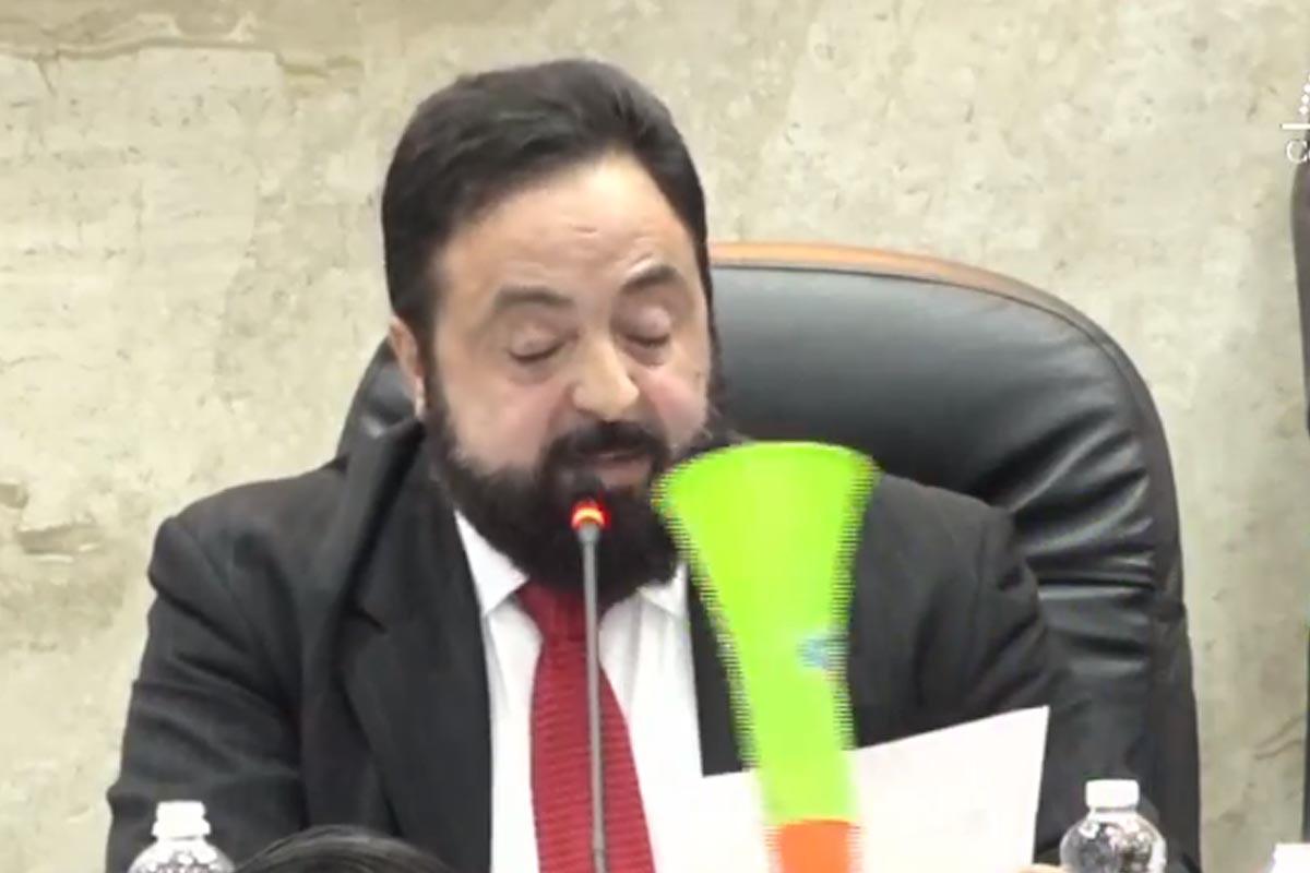 Luis Redondo, presidente del Congreso Nacional, dirige la sesión mientras le suenan una pitoreta.