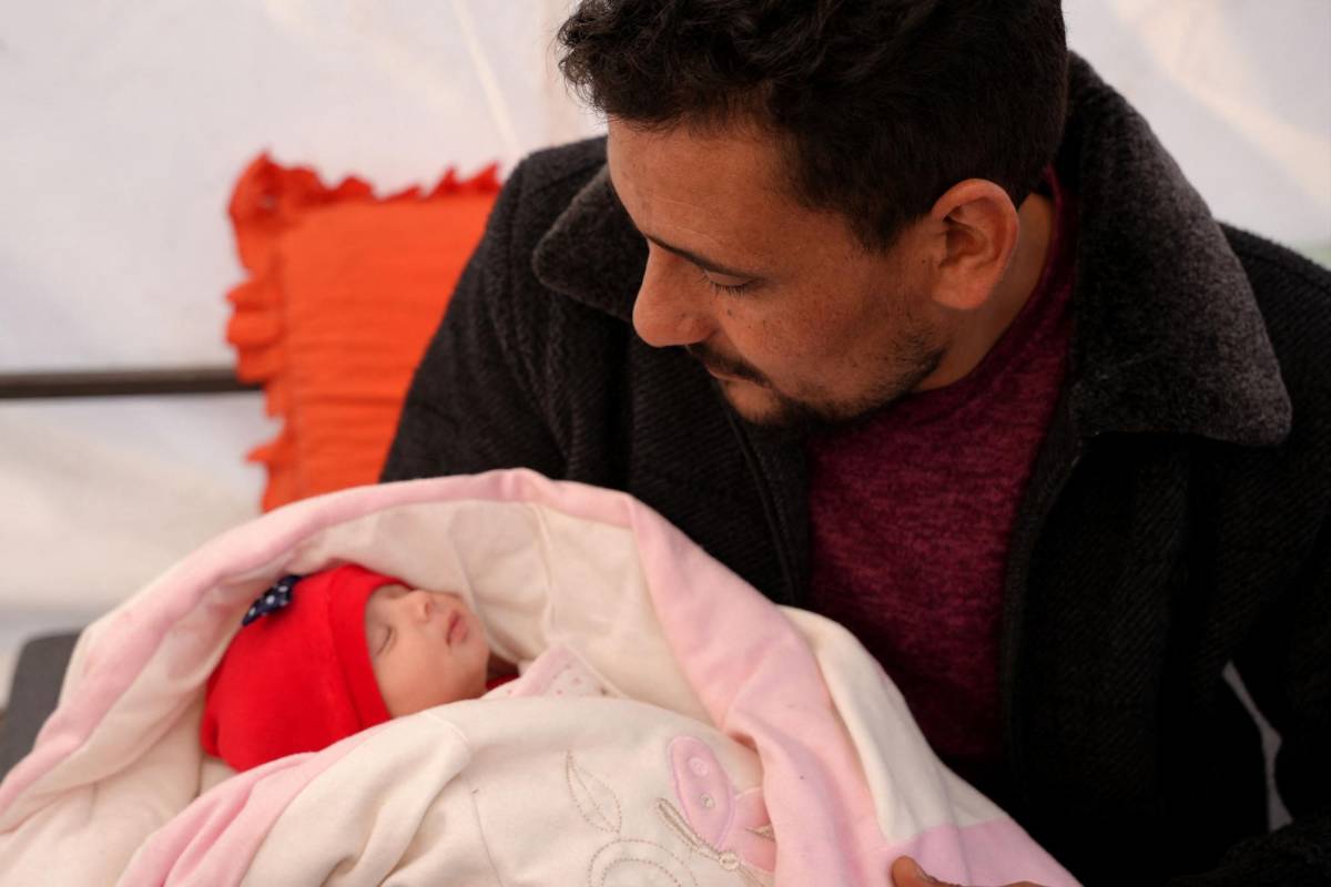 Khalil al-Suwadi, tío político de Afraa, adoptó a la menor que nació bajo los escombros luego de que la pequeña perdiera a toda su familia en el terremoto.