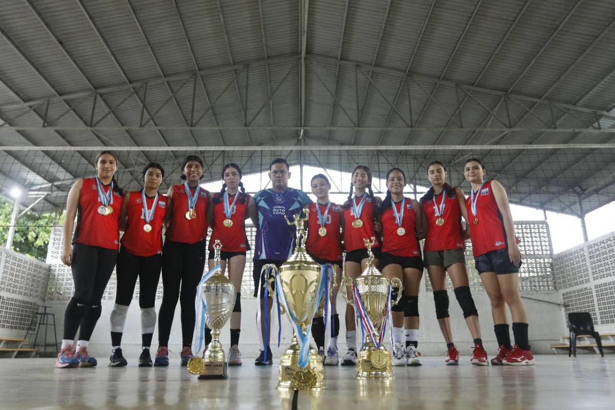 El equipo femenino de Warriors es tricampeón invicto de la Liga de Voleibol de Valle de Sula.