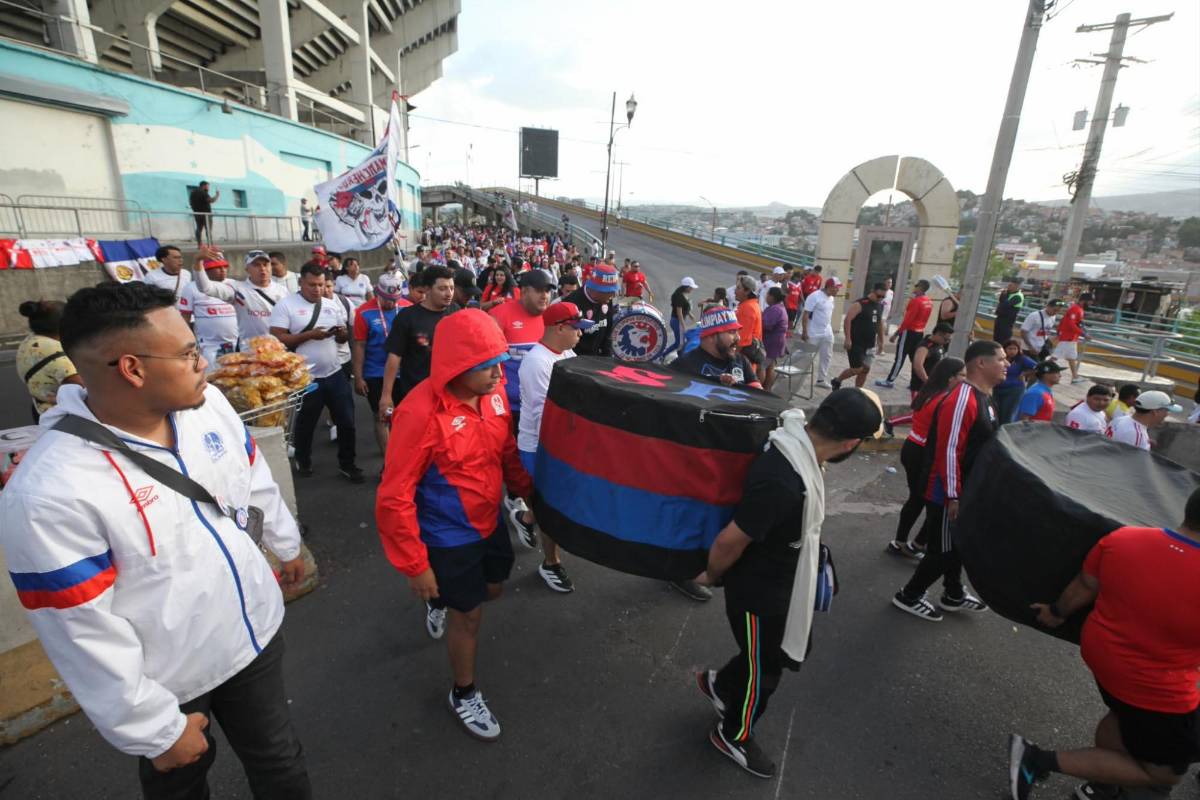 ¡Nadie lo esperaba! Barras de Olimpia y Saprissa protagonizan insólito momento en Tegucigalpa