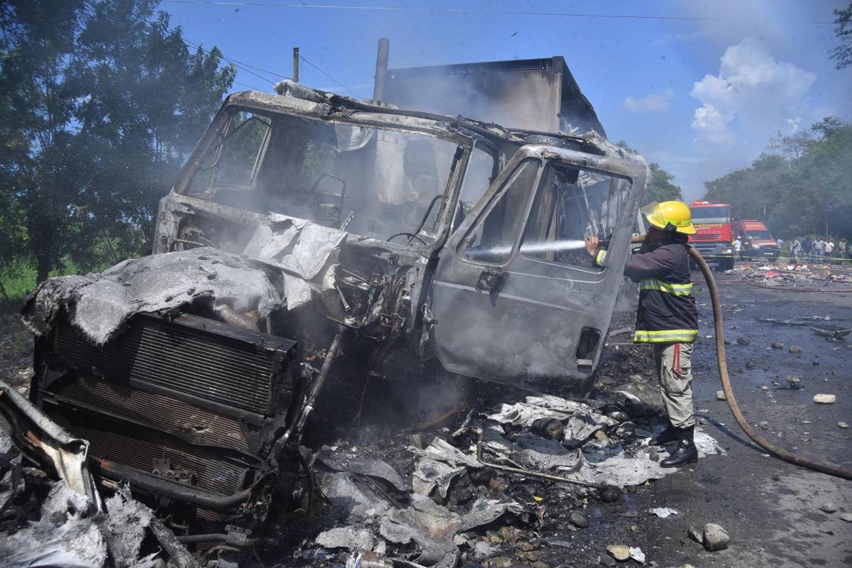 Conductor de microbus y su ayudante mueren en fuerte encontronazo con rastra