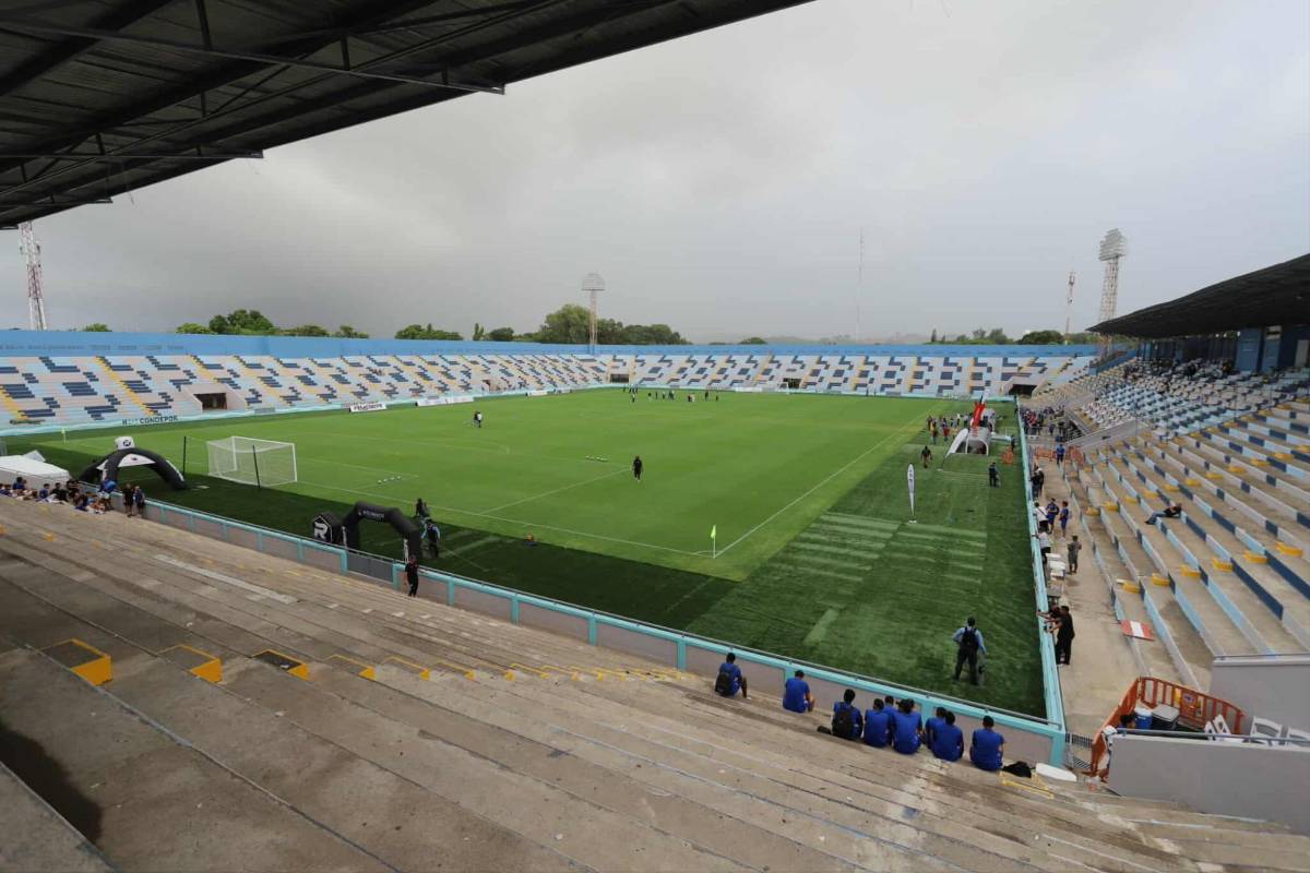 Estadio Ceibeño estrenó su cancha: aguacero, bellezas y bronca en Victoria-Herediano