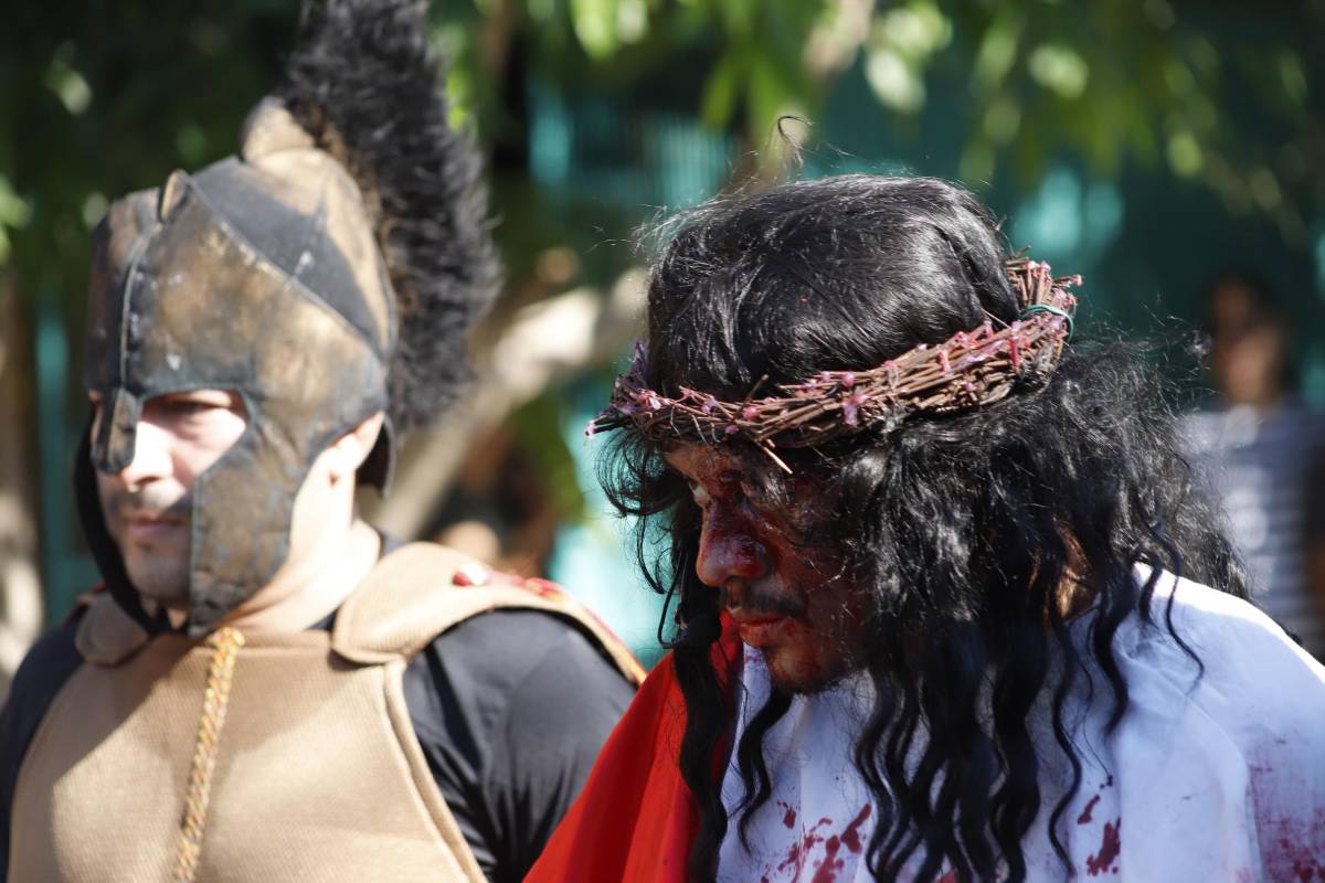 Entre oraciones y lágrimas, fieles acompañaron a Jesús en su camino al Calvario