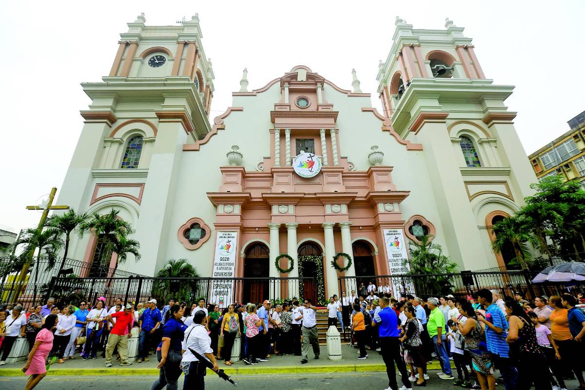 Feligreses realizaron ayer una procesión en la primera calle.
