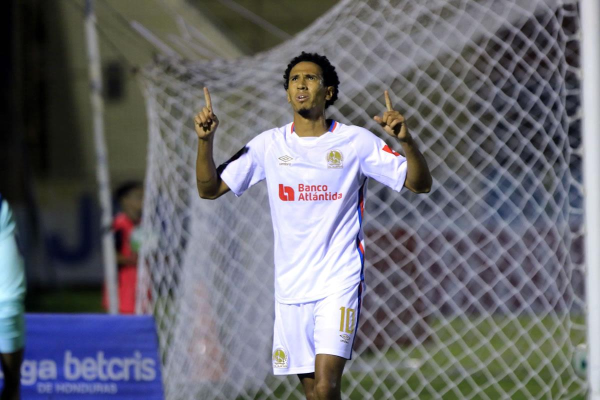 El brasileño Yan Maciel festejando su gol frente al Vida.