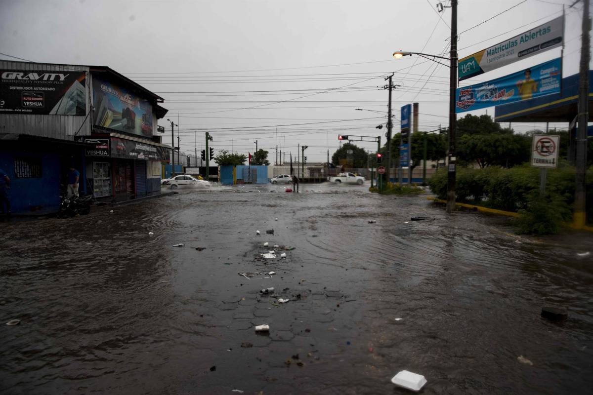 Centroamérica espera bajo resguardo el impacto de la tormenta tropical Bonnie