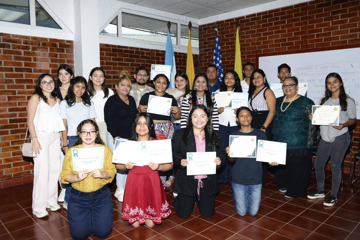 Recital Poético de Jóvenes en la Escuela Internacional Sampedrana