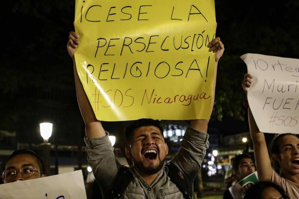 Nicaragua intenta silenciar la religión: arresta a 74 creyentes y expulsa a 64