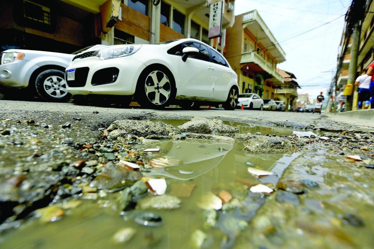 Calles llenas de baches afectan la movilidad en la ciudad