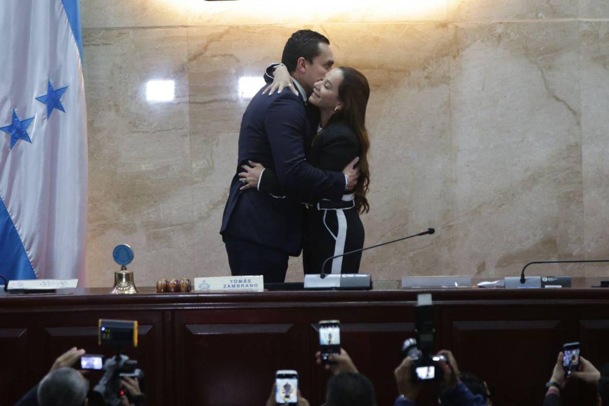 Tomás Zambrano celebra con euforia su elección como presidente electo del Congreso
