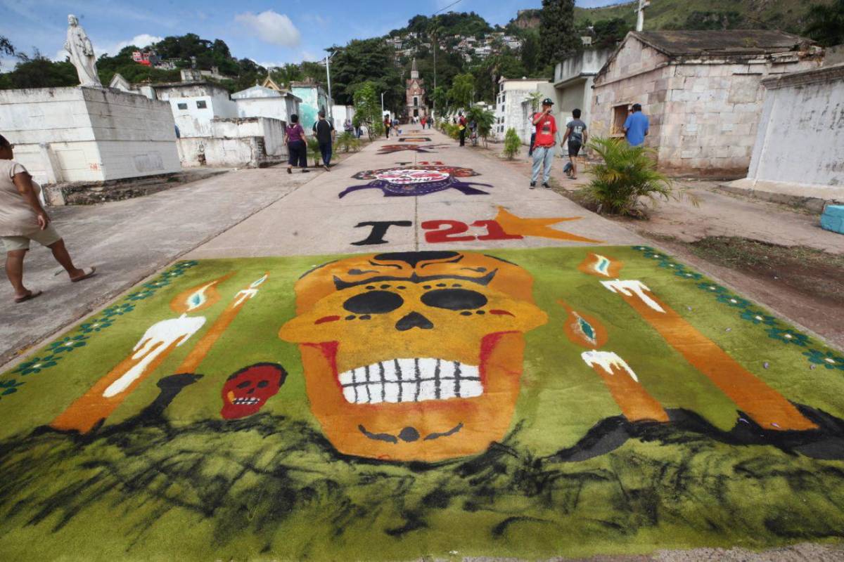 Flores, música y recuerdos; hondureños visitan cementerios en el Día de Difuntos