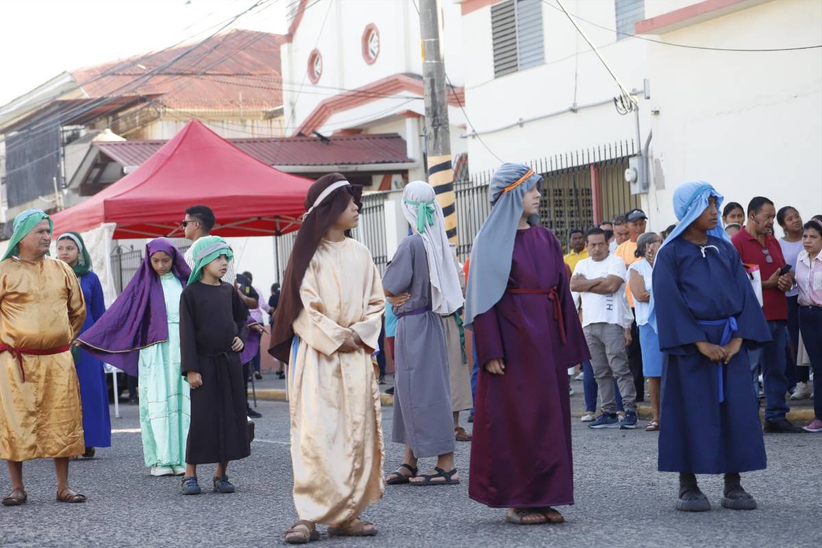 Entre oraciones y lágrimas, fieles acompañaron a Jesús en su camino al Calvario