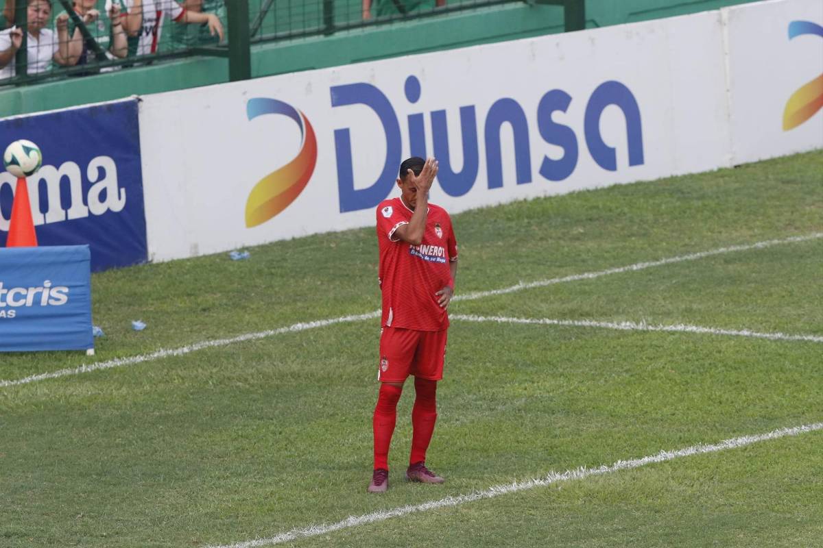 Diego Reyes lamentando el penal fallado por su compañero Álvaro Torres.