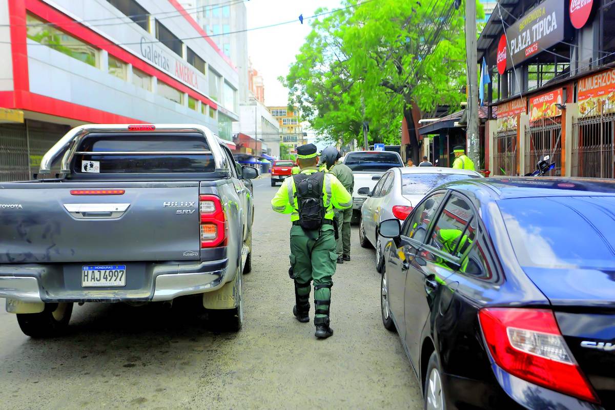 Inmovilizarán carros que estén en medianas y áreas verdes en las colonias