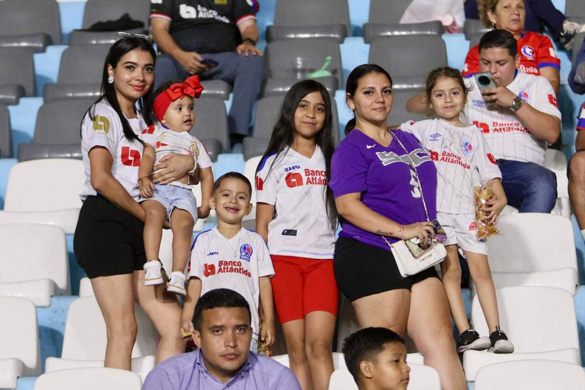 ¿Quién es la hermosa rubia? Chicas enamoran, figura presente e 'infiltrado'