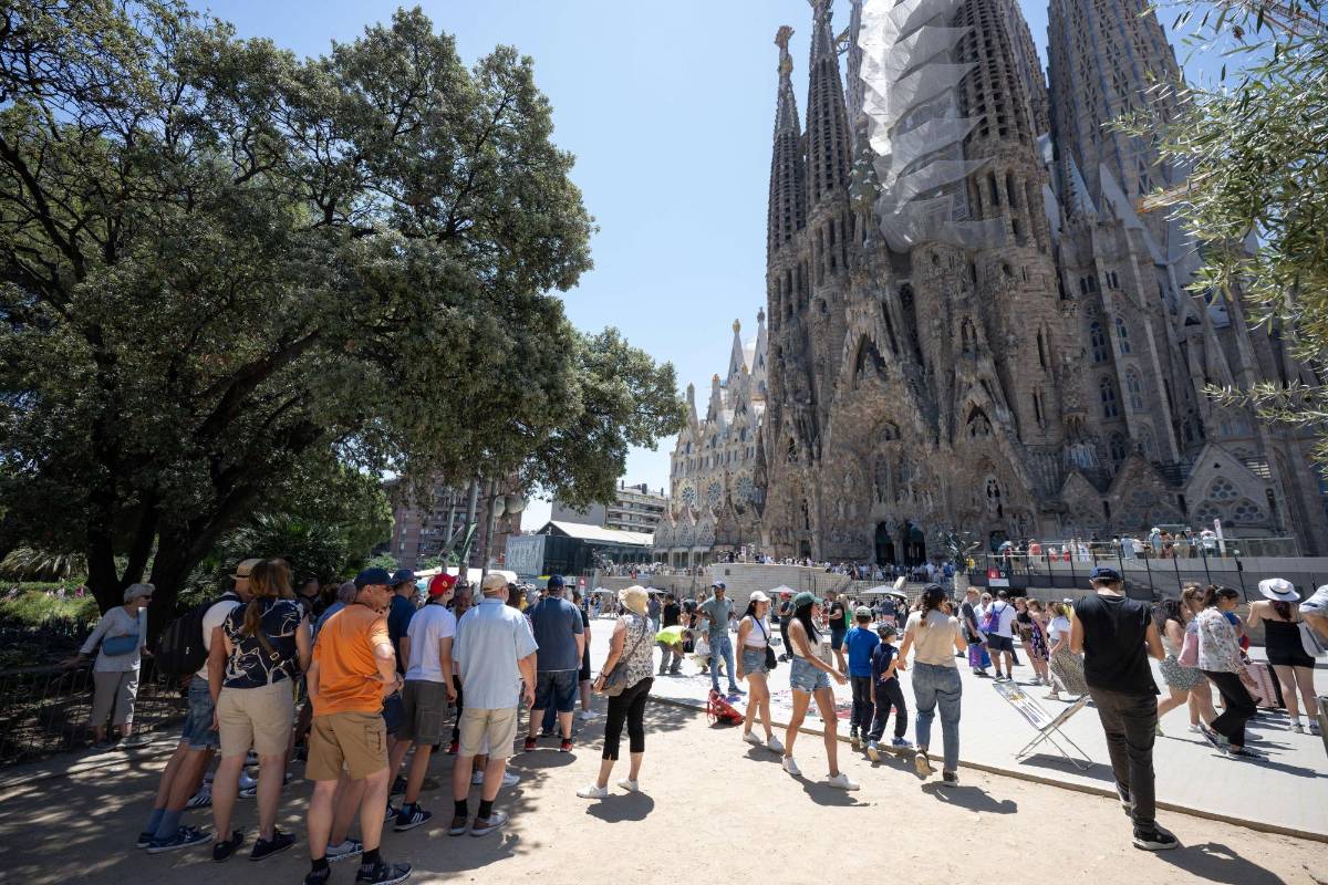 El alcalde de Barcelona rechaza hostilidades contra los turistas, que “son bienvenidos”