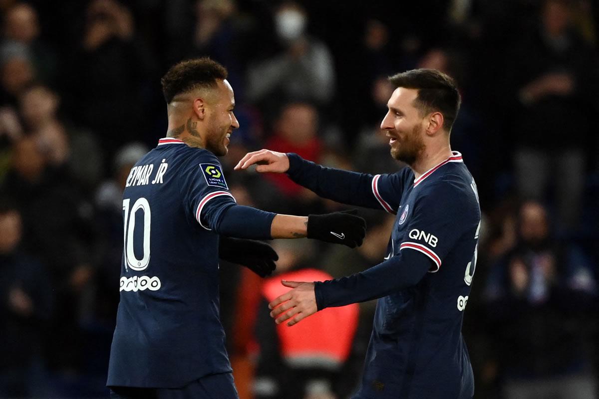 Neymar y Messi celebrando un gol frente al Lorient.
