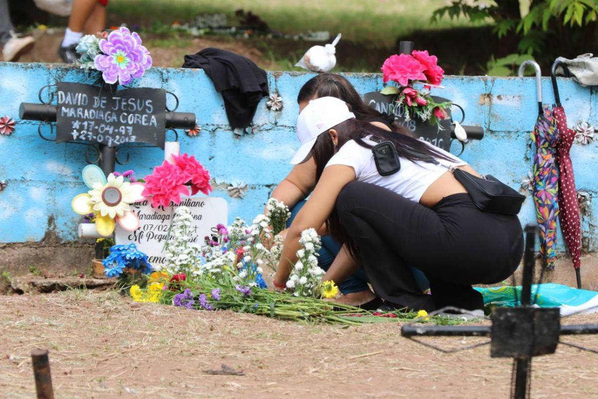 Flores, música y recuerdos; hondureños visitan cementerios en el Día de Difuntos