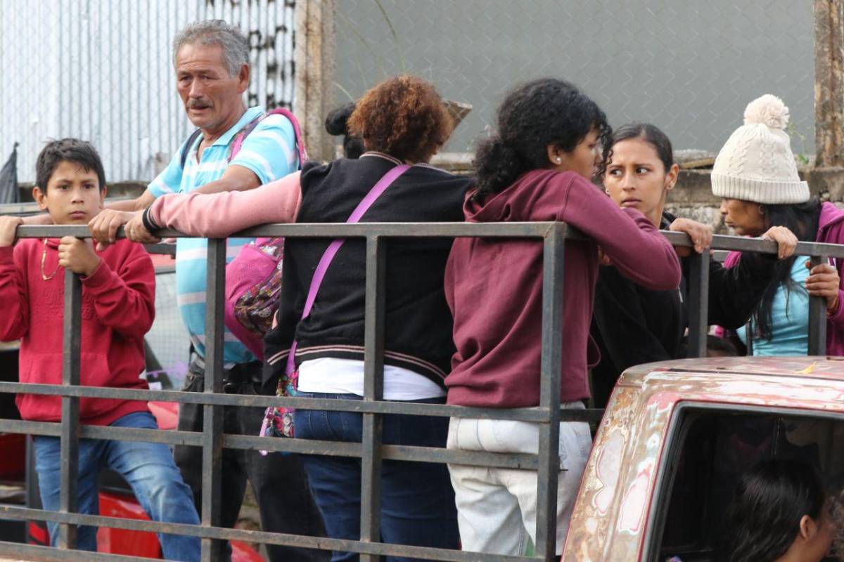 Decenas de familias reciben el bono climático en Santa Lucía