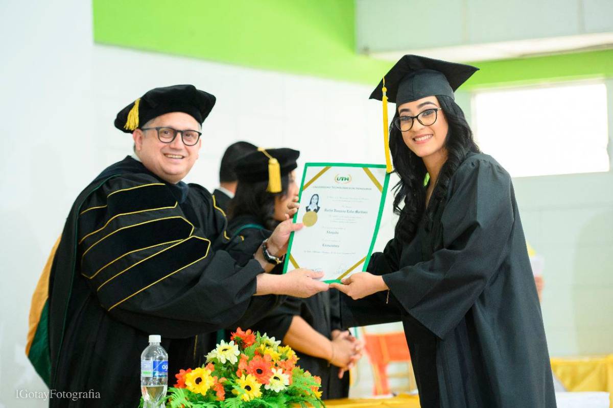 UTH de La Ceiba gradúa a 60 nuevos profesionales