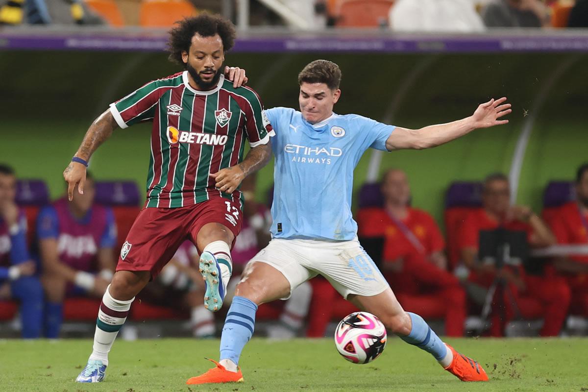 Marcelo es marcado por Julián Álvarez en la final del Mundial de Clubes.