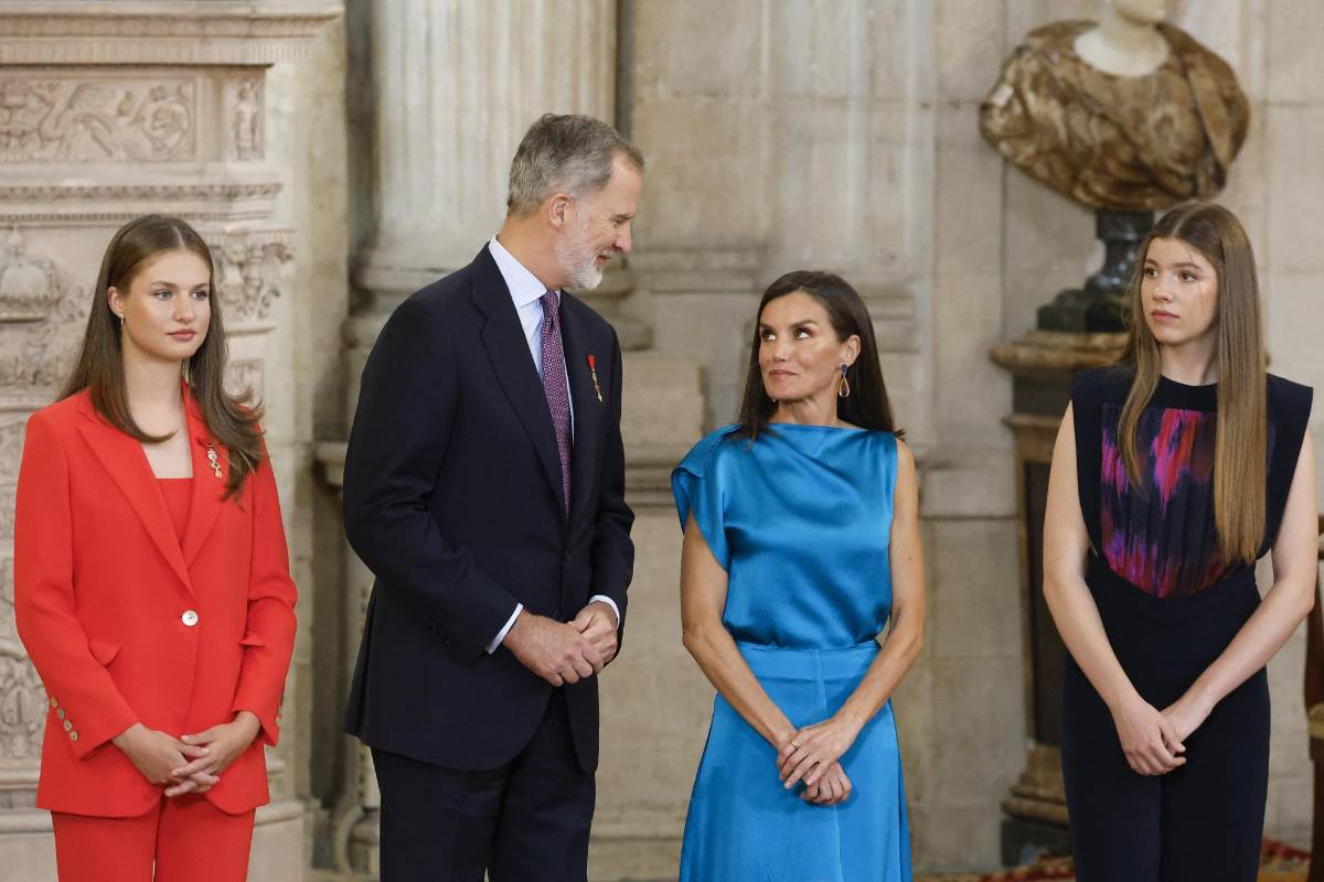 La princesa Leonor junto con su padre, el Felipe VI, la reina Letizia y su hermana, la princesa Sofía.