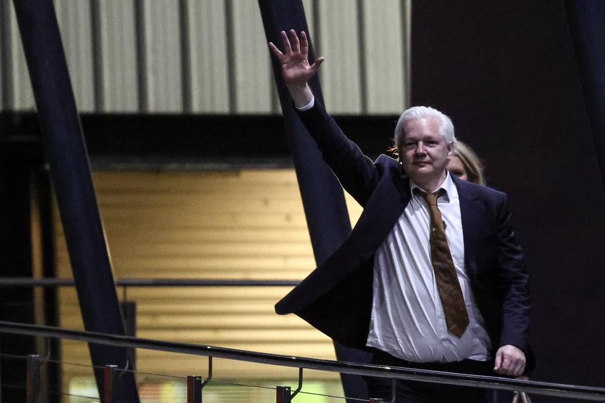 Julian Assange vuelve a Australia tras recobrar la libertad