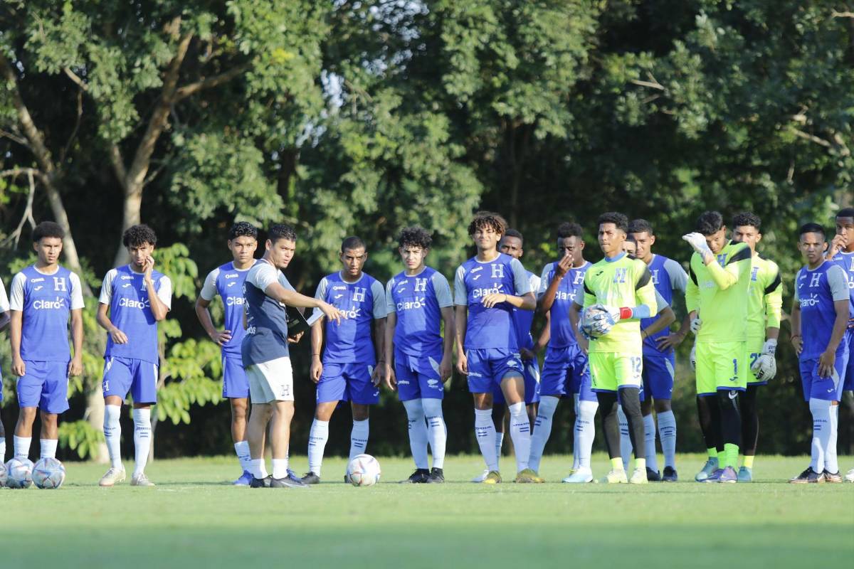 Luis Alvarado le da instrucciones a jugadores de la Sub-20 de Honduras.