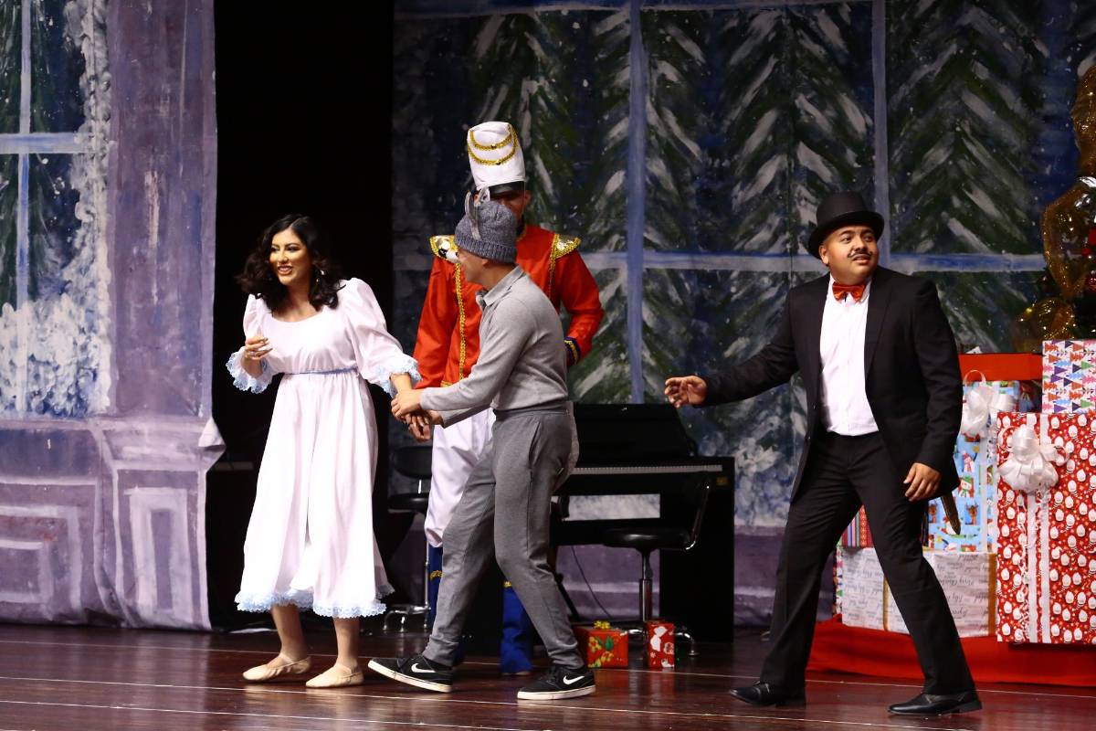 Diana Sorto Dance Studio y Luque Music Studio brindan show navideño