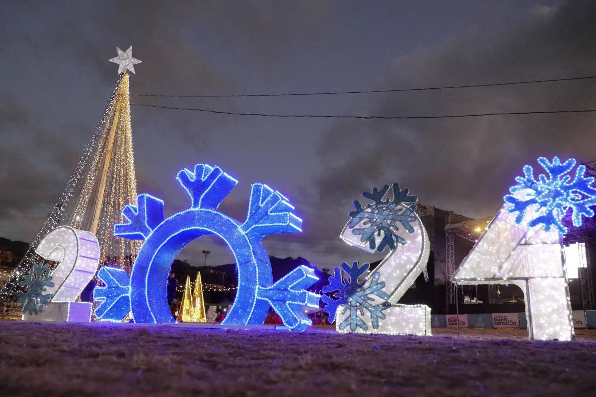 Fotografía que muestra luces en una plaza navideña el 19 de diciembre de 2023 en Tegucigalpa (Honduras). El ambiente navideño en Honduras transcurre entre la pobreza que afecta a la mayoría de los casi 10 millones de habitantes que tiene el país y la esperanza de que 2024 sea un año mejor que el que está por finalizar.