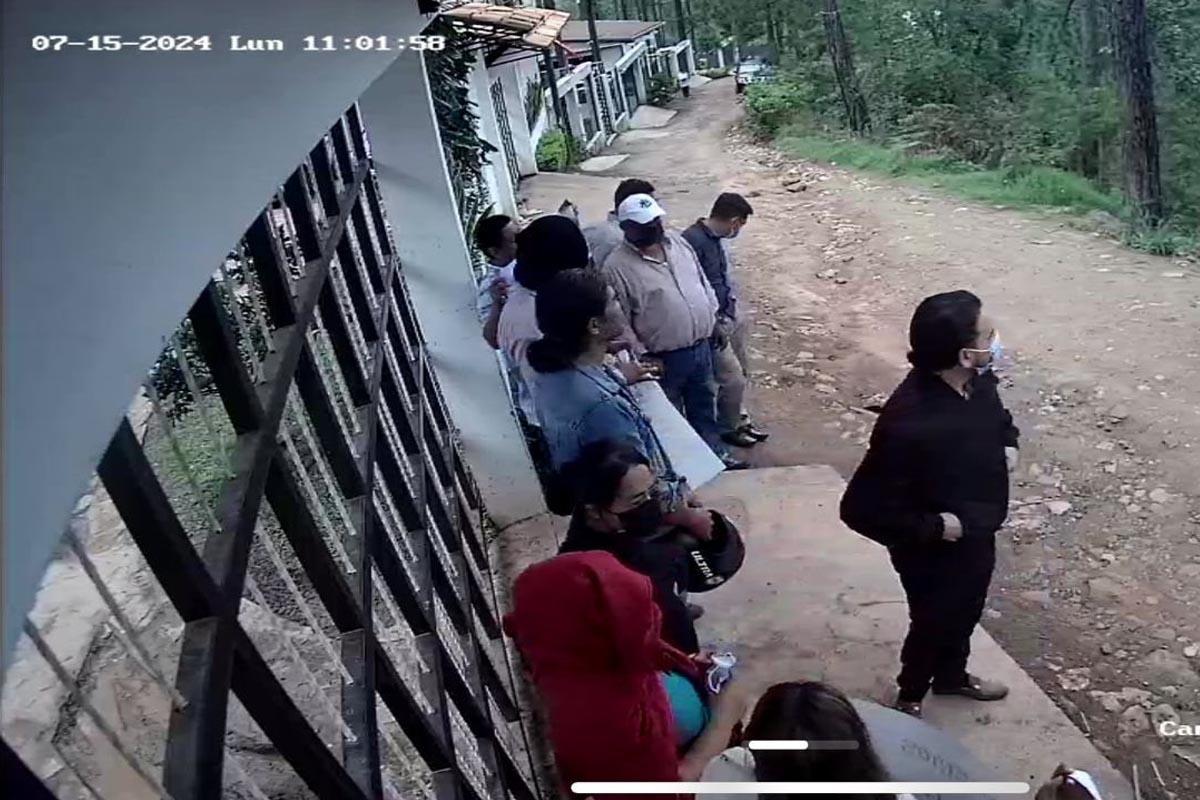 Simpatizantes de Jorge Cálix se toman portones de la casa de Marlon Ochoa