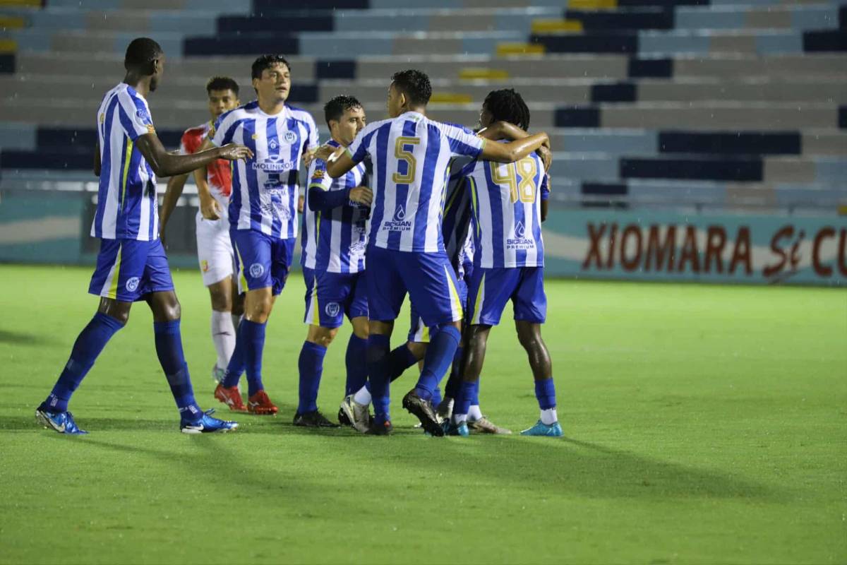 Estadio Ceibeño estrenó su cancha: aguacero, bellezas y bronca en Victoria-Herediano