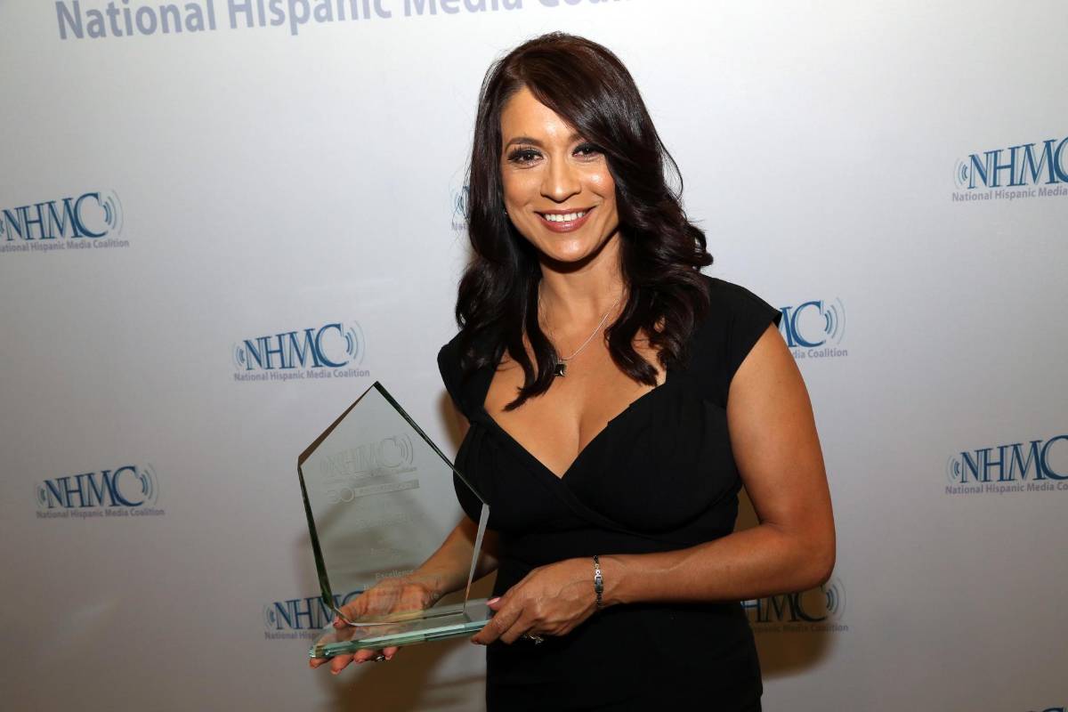 Fotografía de archivo de septiembre de 2016 cedida por la Coalición Nacional Hispana ante los Medios (NHMC) donde aparece la periodista Dunia Elver mientras sostiene su Premio Impact del año.