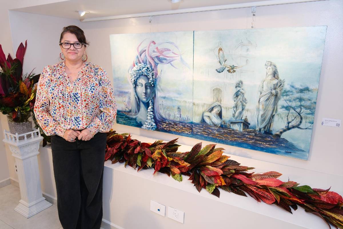 La artista sampedrana Mayra Casiano cautivó a los presentes con su obra con relieves titulada: “Testigos silientes”.