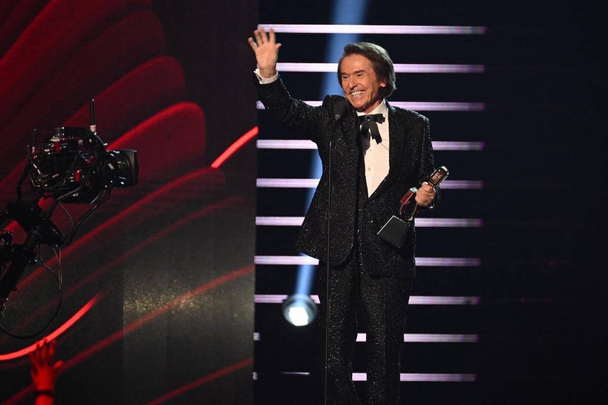 El cubano Willy Chirino fue el encargado de presentar el Premio a la Trayectoria Artistica que se le entregó al legendario cantante español Raphael.