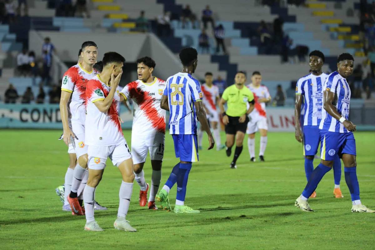 Estadio Ceibeño estrenó su cancha: aguacero, bellezas y bronca en Victoria-Herediano