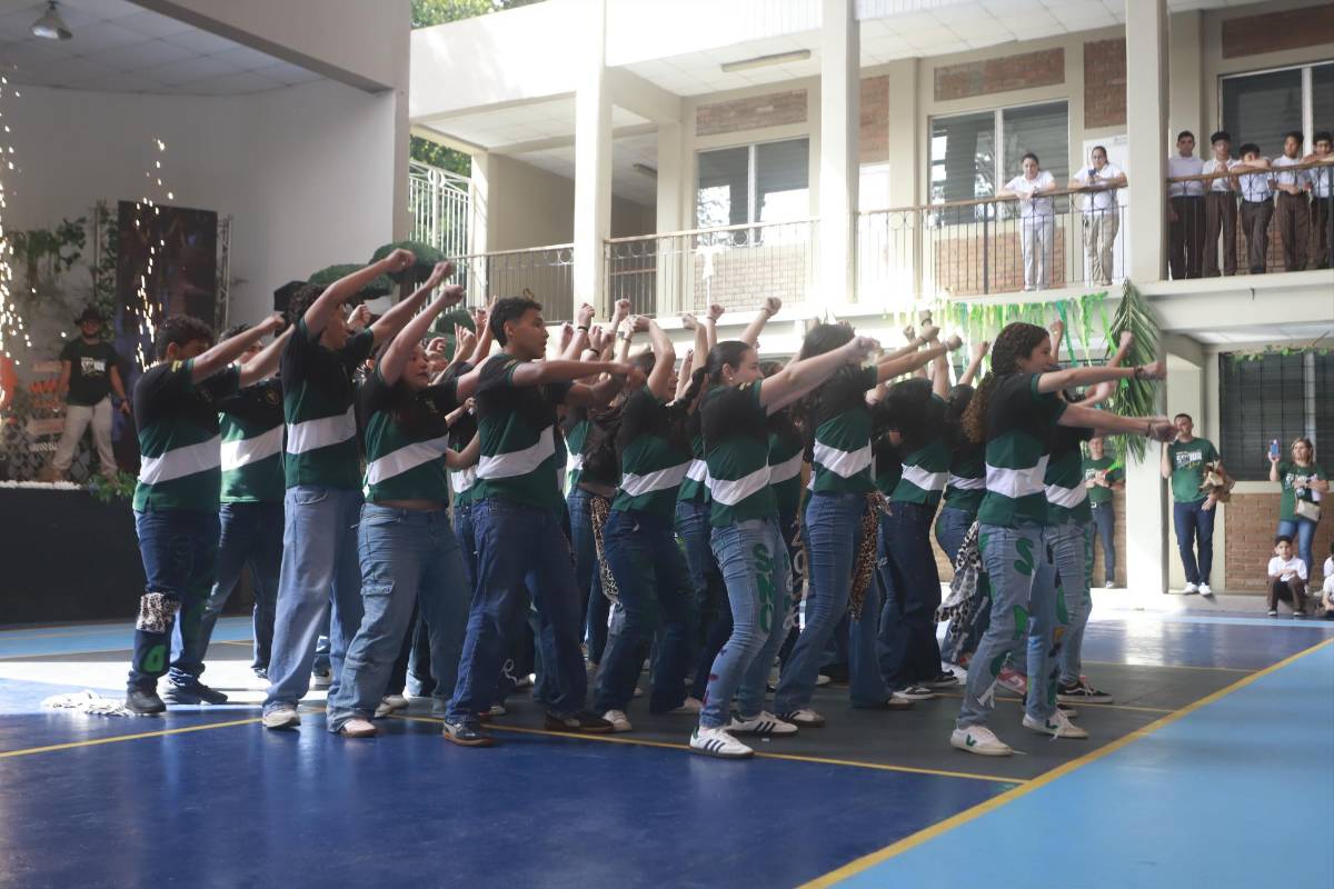 FOTOS: Seniors 2026 de la Franciscan School celebran su entrada triunfal