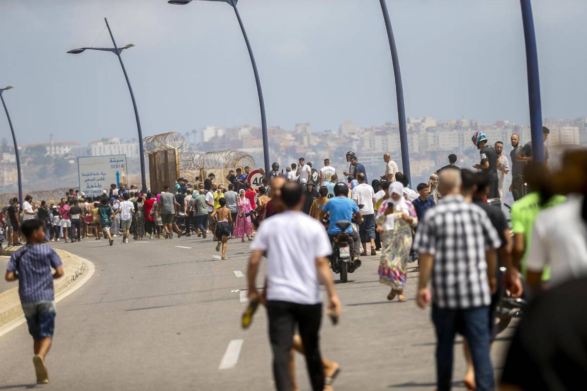 El caos se apodera de la frontera de Ceuta: miles de jóvenes quieren llegar a España