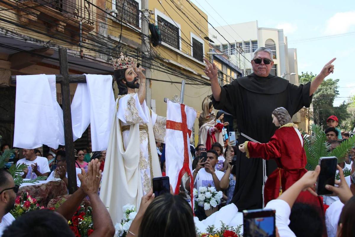 ¡Jesús resucitó!”, grita con alegría la feligresía católica en Comayagüela