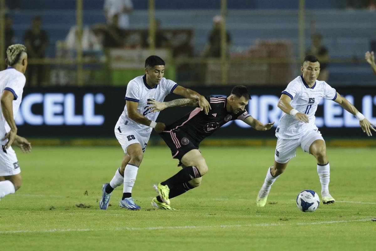 Desde el inicio del partido Messi tuvo una férrea marca de los jugadores de El Salvador.
