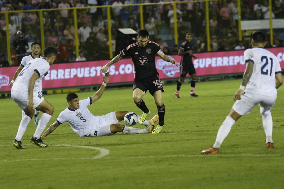 Messi recibió una dura falta del defensa salvadoreño Rudy Clavel.