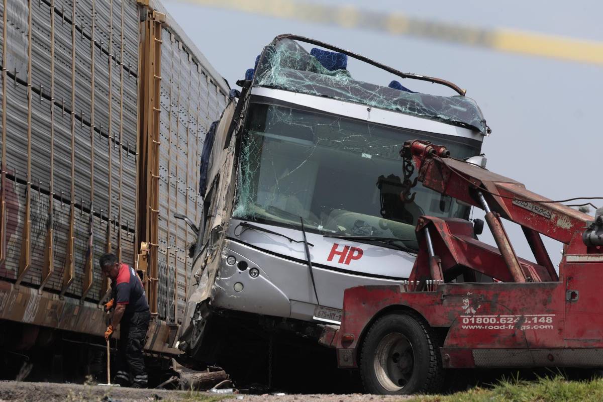 Fotos inéditas del accidente entre tren y bus que dejó al menos ocho muertos en México