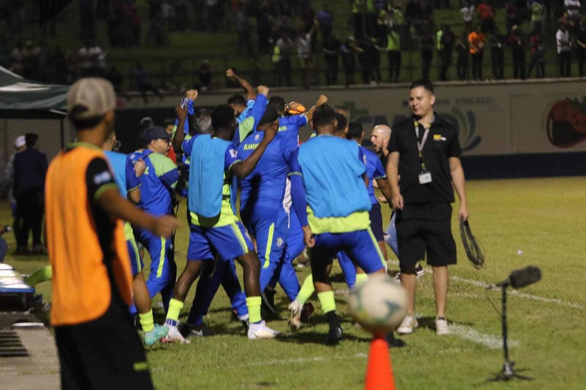 La euforia del banquillo de los Potros celebrando el golazo de Ángel Tejeda.