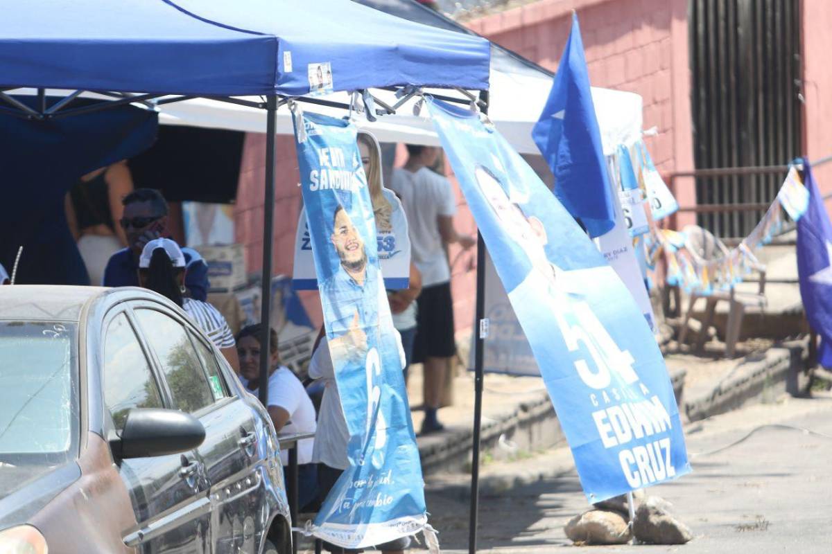 Reinstalan carpas con propaganda previo a elecciones en Tegucigalpa
