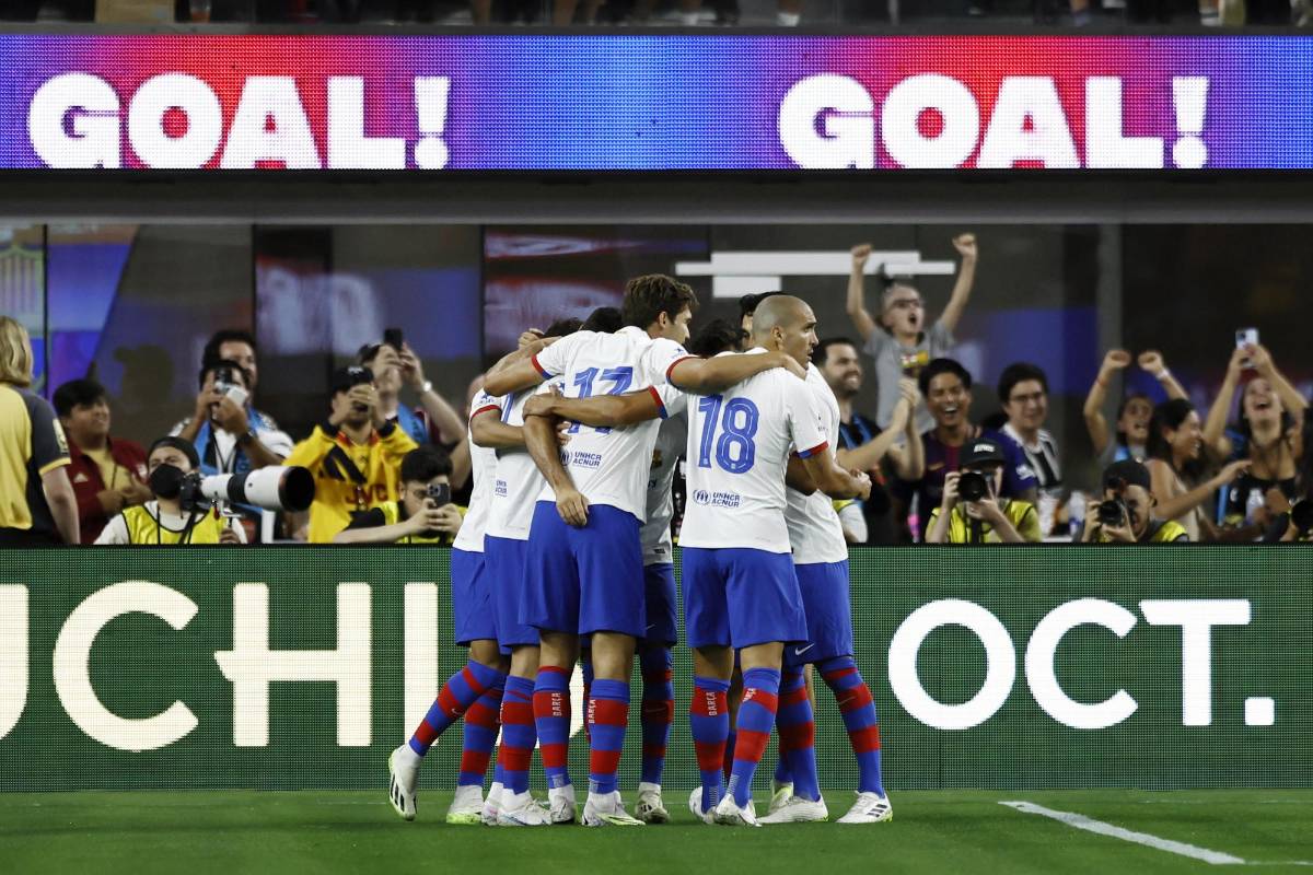 Raphinha fue felicitado por sus compañeros ya que su tiro libre se fue al fondo de las redes tras desviarse en jugadores del Arsenal.