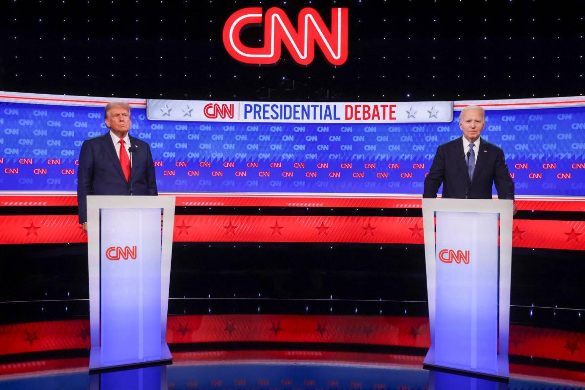 Trump vende por pedazos el traje con el que “noqueó” a Biden en el debate presidencial