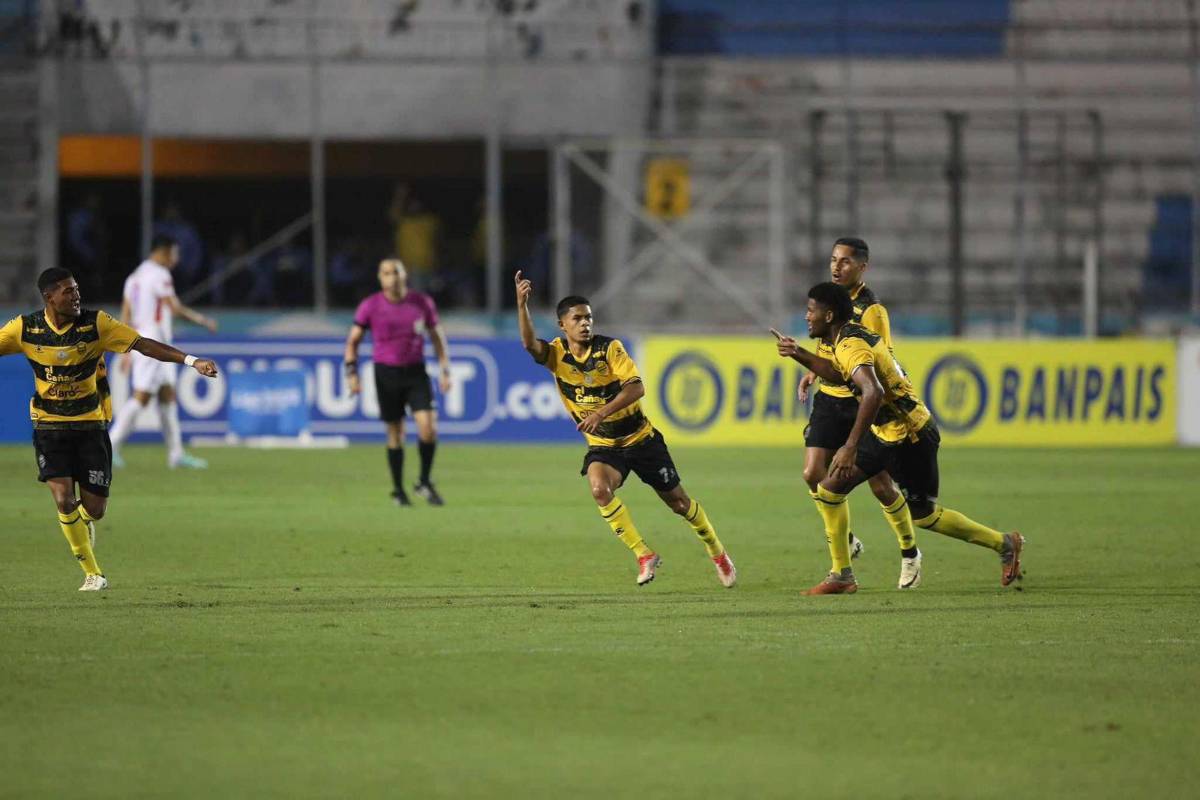 El festejo de Cristian Cálix tras el empate 1-1 de Real España ante Olimpia.